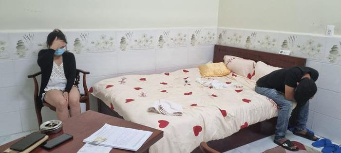  Người phụ nữ thuê nhà nghỉ 'dài hạn' để bán dâm: N. (35 tuổi, trú tại một tỉnh phía Bắc) đã vào phường Vĩnh Lạc, TP Rạch Giá, tỉnh Kiên Giang rồi thuê dài hạn hẳn một phòng trong nhà nghỉ Hoàng Minh 2 tại nơi đây để làm nơi bán dâm cho khách mỗi lượt từ 250.000-300.000 đồng. Ngày 28/12, Công an phường Vĩnh Lạc cho biết đang điều tra, làm rõ. 