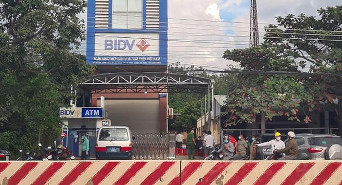  Một ngân hàng ở huyện Bàu Bàng, Bình Dương bị cướp: Chiều 28/12, Công an tỉnh Bình Dương xác nhận vừa xảy ra vụ cướp một chi nhánh ngân hàng lớn tại huyện Bàu Bàng (Bình Dương). Vụ cướp xảy ra vào trưa cùng ngày, số tiền bị cướp bước đầu được xác định khoảng vài trăm triệu đồng.