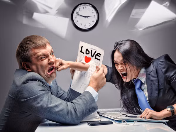 Bạn thường xuyên bị xúc phạm: Nếu thực sự yêu bạn, họ sẽ chẳng bao giờ muốn xúc phạm, la hét hay kể cả với bạn. Nếu tình trạng này cứ liên tiếp xảy ra trong thời gian dài thì đó ắt hẳn không phải do anh ấy hoặc cô ấy quá nóng tính mà là do họ chẳng còn yêu bạn nữa.