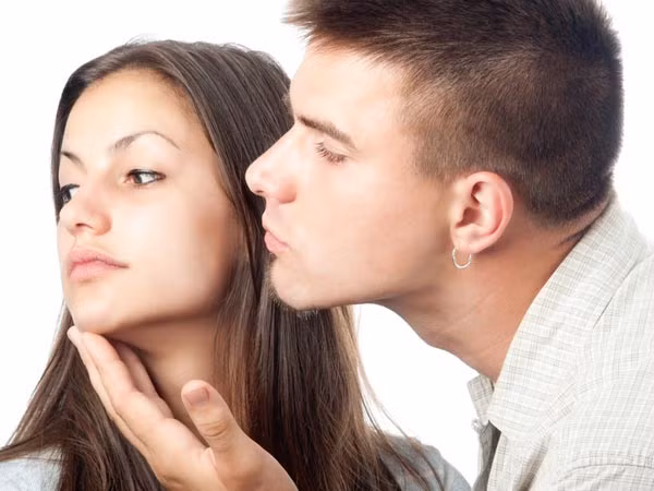 Luôn giữ bí mật: Nếu chàng hoặc nàng luôn tỏ ra bí ẩn và chẳng chịu kể về những người bạn khác giới mà họ thường xuyên gặp hay bào chữa đó chỉ là bạn bè bình thường, không có gì đáng lưu tâm thì bạn cũng nên chú ý. Dấu hiệu này cho thấy đối phương chỉ đang cố gắng giấu giếm một điều nào đó mà thôi.