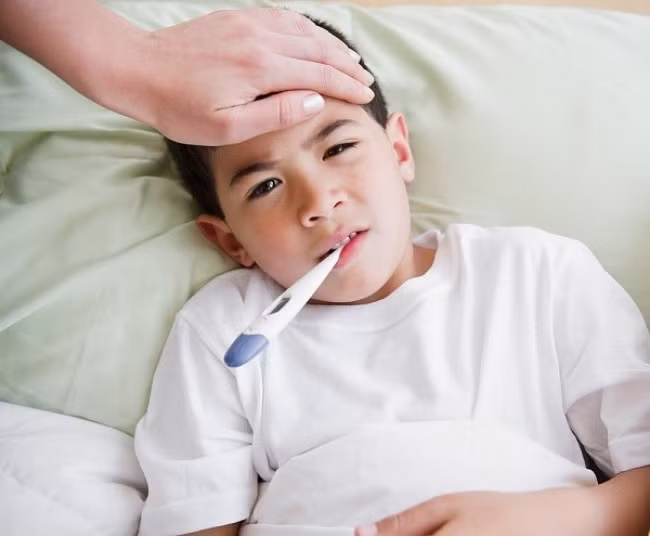 Sốt virus không quá nguy hiểm nhưng gây mệt mỏi kéo dài, sụt cân nhanh chóng. Bệnh nhân nên chú ý tăng cường vitamin C và bồi bổ chất dinh dưỡng để chóng khỏi bệnh. 