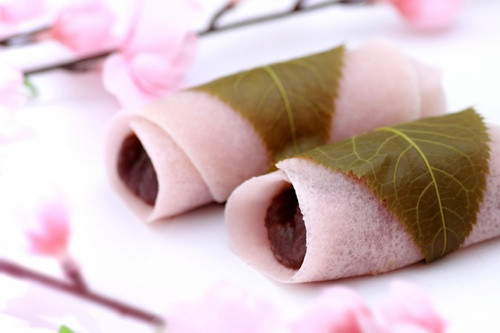 Sakura Mochi hay bánh mochi hoa anh đào là món không thể thiếu trong dịp Nhật Bản mỗi mùa hoa đào nở. Nguyên liệu chính của món bánh này là bột gạo nếp và cánh hoa anh đào ướp muối. Sakura mochi thường được bán vào tháng 3, tháng 4 hàng năm, nhất là dịp Lễ hội búp bê Nhật Bản Hina Matsuri.