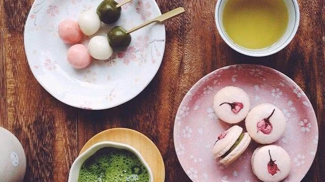 Sakura macaron là một ví dụ sự kết hợp tao nhã giữa ẩm thực phương Tây và Nhật Bản. Bánh macaron là tinh hoa của bánh ngọt Pháp càng trở nên tinh tế với vị ngọt ngào, thơm dịu nhẹ của hoa anh đào