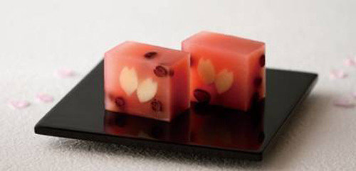 Sakura Yokan là một loại thạch làm từ bột rau câu truyền thống của Nhật, phổ biến nhất là nhân đậu đỏ. 