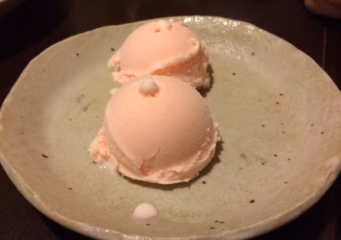 Kem hoa anh đào là sự kết hợp của truyền thống và hiện đại khi đưa vị hoa anh đào truyền thống của kem lạnh. Để tăng thêm hương vị, nhiều nơi còn cho thêm một bông hoa anh đào muối vào phần kem. 