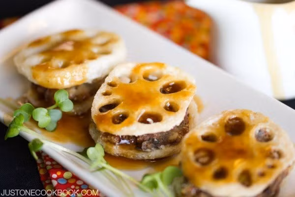 Thịt: Nếu công viên có chỗ để nấu nướng, người Nhật sẽ chuẩn bị những xiên thịt tươi để nướng và ăn uống quây quần bên nhau. 