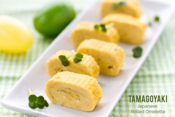 Những món ăn sắc màu: Khay thức ăn với nhiều món sắc màu như tamagoyaki (trứng cuộn), rau củ quả xào thường được người Nhật Bản chuẩn bị một cách khéo léo cho buổi dã ngoại cùng gia đình mỗi khi đi ngắm hoa anh đào. 