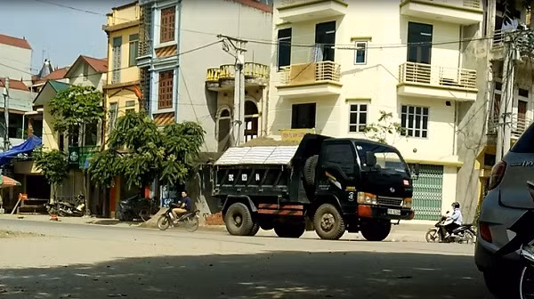 Các loại xe tải hạng vừa cũng chở cát cao vút chạy bạt mạng trên đường (đoạn qua địa bàn xã Võng Xuyên). Hình ảnh ghi nhận ngày 8/4.