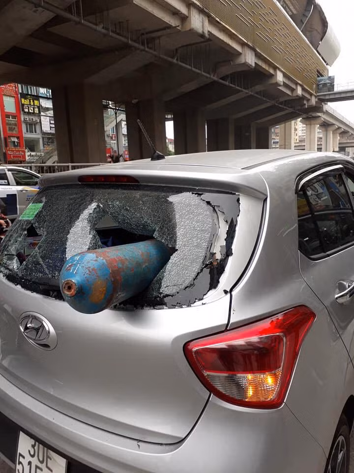 Hy huu: Binh khi “bi an” bay veo dam xuyen o to o Ha Noi