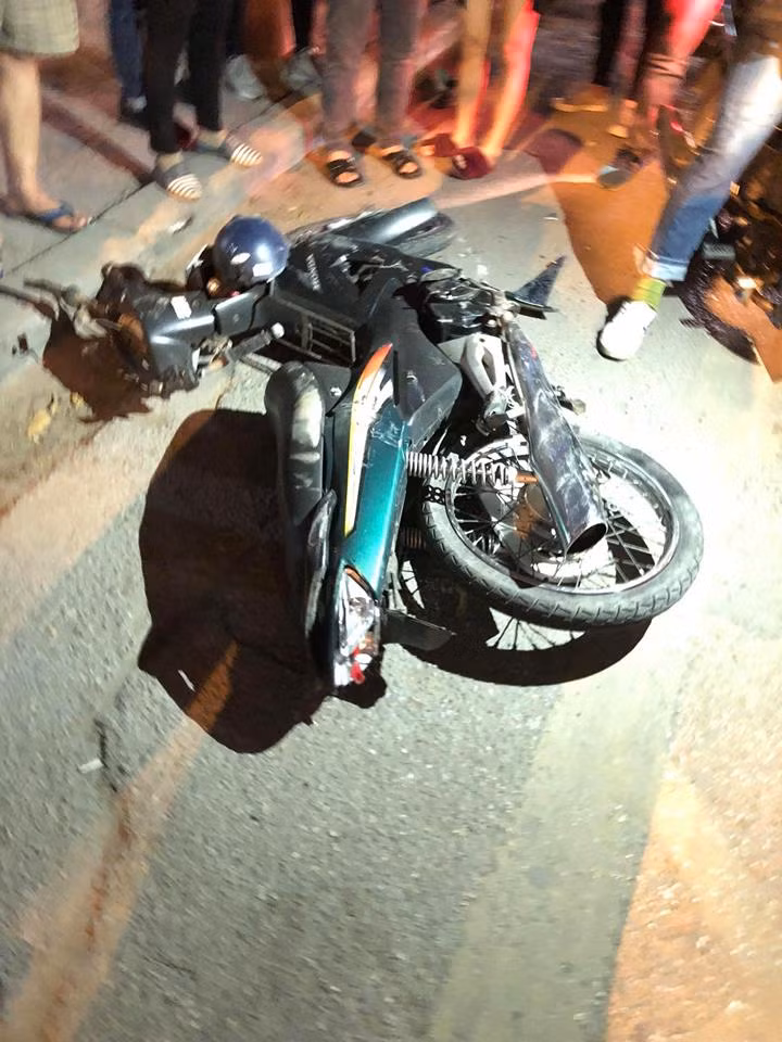 Chiếc xe máy của nạn nhân bị ô tô đâm trúng.
