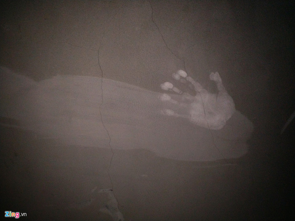 Trên tường hành lang của tòa nhà lưu lại nhiều dấu bàn tay như thế này. Theo lời của đội lao công được thuê để dọn rửa, đây là dấu tay của những người dân lần tìm đường chạy thoát khỏi đám khói. Hình ảnh này được chụp lại tại lầu 3 block A.