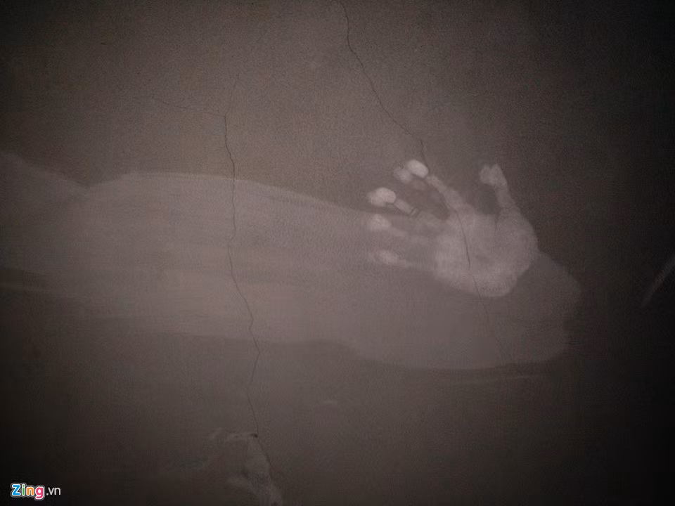 Trên tường hành lang của tòa nhà lưu lại nhiều dấu bàn tay như thế này. Theo lời của đội lao công được thuê để dọn rửa, đây là dấu tay của những người dân lần tìm đường chạy thoát khỏi đám khói. Hình ảnh này được chụp lại tại lầu 3 block A.