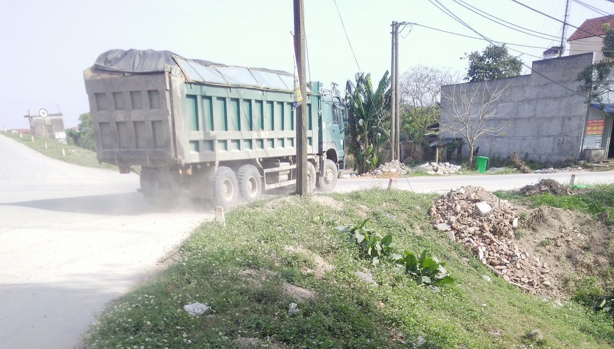 Chiếc xe "hổ vồ" chở cát có dấu hiệu quá khổ, quá tải chạy bạt mạng trên đoạn đường qua trụ sở Đội Thanh tra Giao thông Vận tải huyện Phúc Thọ (Sở Giao thông Vận tải Hà Nội).