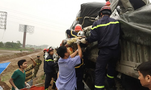 Lực lượng cứu hộ giải cứu các nạn nhân gặp nạn.