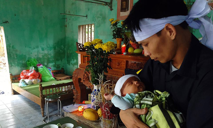 Bế đứa con trai bé bỏng mới 45 ngày tuổi đã mất đi hơi ấm của mẹ, anh Bằng khẽ nghẹn giọng kể lại với PV: "Sáng 25/4, lúc đó trời mưa to cả tôi và vợ cùng con trai mới sinh nằm trên phản cạnh cửa sổ bất ngờ một tiếng sét đánh rẹt rất lớn. Cả 3 người chúng tôi bị hất tung xuống nền gạch, bát hương, tủ thờ cùng nhiều vật dụng trong nhà bị vỡ. Tôi bị bất tỉnh, sau khi tỉnh dậy nghe mọi người bảo tôi đã ngất được 30 phút, còn vợ tôi lại tỉnh táo, con trai thì khóc ré lên".