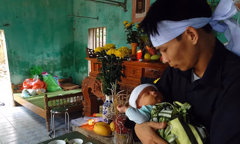 Bế đứa con trai bé bỏng mới 45 ngày tuổi đã mất đi hơi ấm của mẹ, anh Bằng khẽ nghẹn giọng kể lại với PV: "Sáng 25/4, lúc đó trời mưa to cả tôi và vợ cùng con trai mới sinh nằm trên phản cạnh cửa sổ bất ngờ một tiếng sét đánh rẹt rất lớn. Cả 3 người chúng tôi bị hất tung xuống nền gạch, bát hương, tủ thờ cùng nhiều vật dụng trong nhà bị vỡ. Tôi bị bất tỉnh, sau khi tỉnh dậy nghe mọi người bảo tôi đã ngất được 30 phút, còn vợ tôi lại tỉnh táo, con trai thì khóc ré lên".