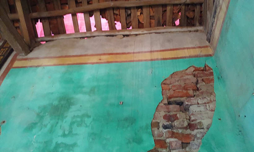 Ngôi nhà cấp 4 lợp mái ngói của anh Bằng, chị Thu vẫn còn in nguyên vết sét đánh thủng mái, xé toạc một góc nhà.