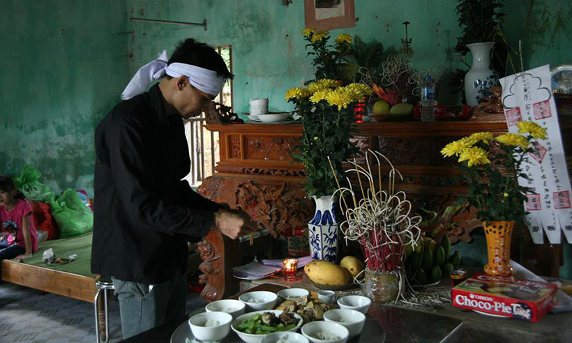 Thắp nén hương trước di ảnh của vợ, anh Bằng nói tiếp: "Mọi người bảo rằng vợ tôi không bị bất tỉnh, khi chồng con như thế còn hô hoán mọi người đến cứu. Khi tôi tỉnh lại thì vợ tôi cứ thế bất tỉnh, vợ tôi được đưa đi cấp cứu nhưng không qua khỏi".