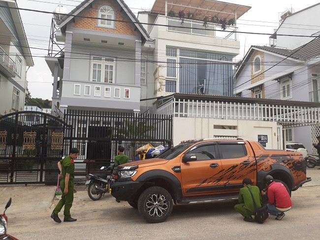 Công an khám nghiệm hiện trường để điều tra, làm rõ vụ việc. Nguồn CAND.