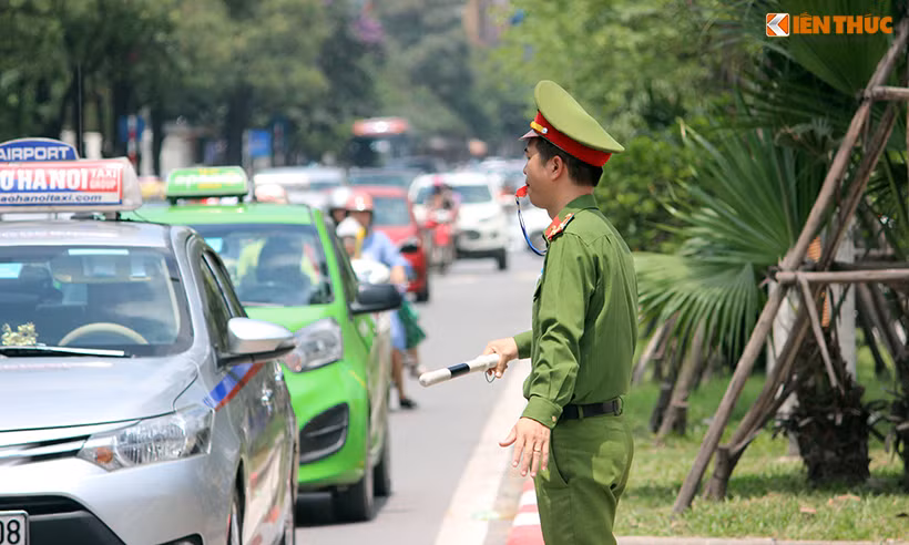 Trong cái nắng nóng gay gắt giữa trưa, lực lượng công an phường Cống Vị (quận Ba Đình, TP Hà Nội) vẫn tích cực làm nhiệm vụ phân luồng, điều tiết giao thông di chuyển qua lại khu vực cổng công viên Thủ Lệ.