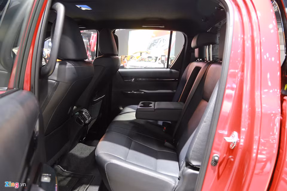 Hệ thống an toàn tiêu chuẩn cho Hilux 2018 là 7 túi khí, hệ thống kiểm soát lực kéo chủ động, hệ thống cân bằng điện tử, hỗ trợ khởi hành ngang dốc và hỗ trợ đổ đèo.