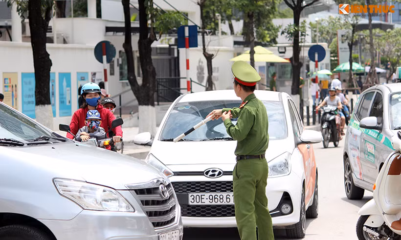 Một chiến sĩ Công an phường Cống Vị “đội nắng” phân luồng giao thông.