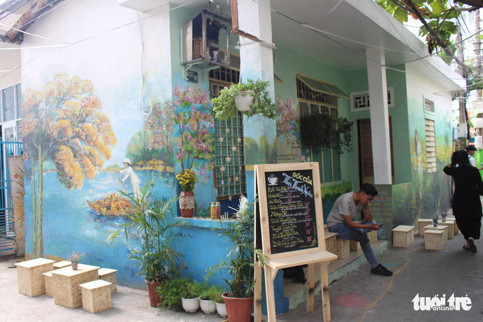 Quán trà "Thời thanh xuân" với những thức uống "Hoài niệm", "Mộng mơ", "Tuyệt tình món", "Bắt cá 2 tay món"... khiến bạn trẻ thích thú - Ảnh: ĐOÀN NHẠN.