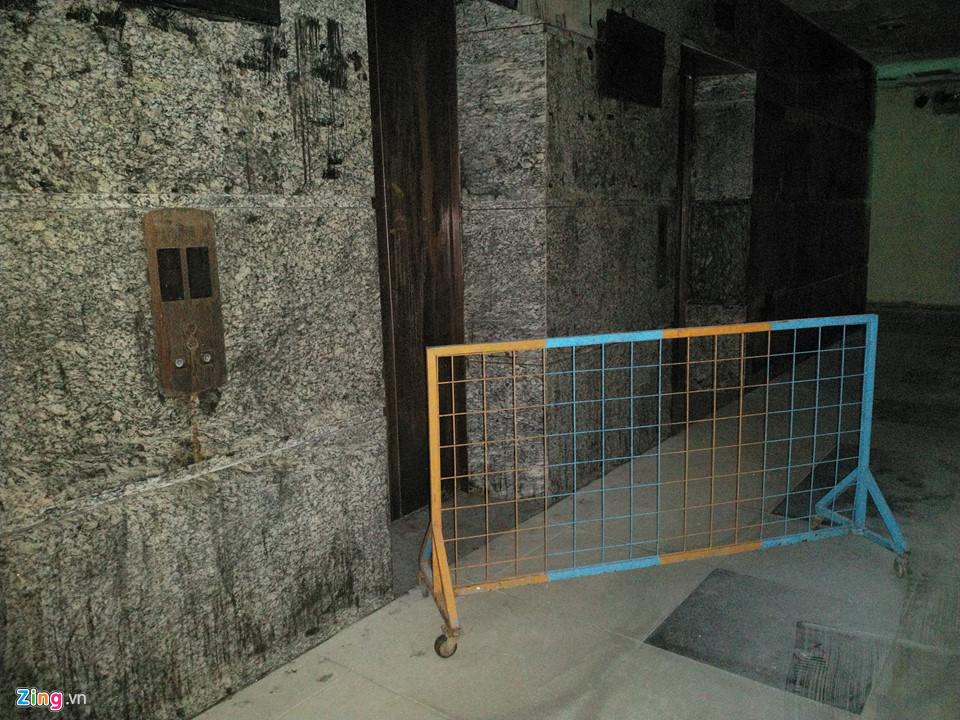 Bức tường gạch đá vương nhiều dấu vết của đám cháy. Vụ hỏa hoạn xuất phát từ một tia lửa nhỏ của chiếc xe Attila đặt tại tầng hầm block A vào khuya 23/3. Lửa lan ra sau đúng 13 phút, đã cướp đi 13 sinh mạng và khiến hàng chục người bị thương.