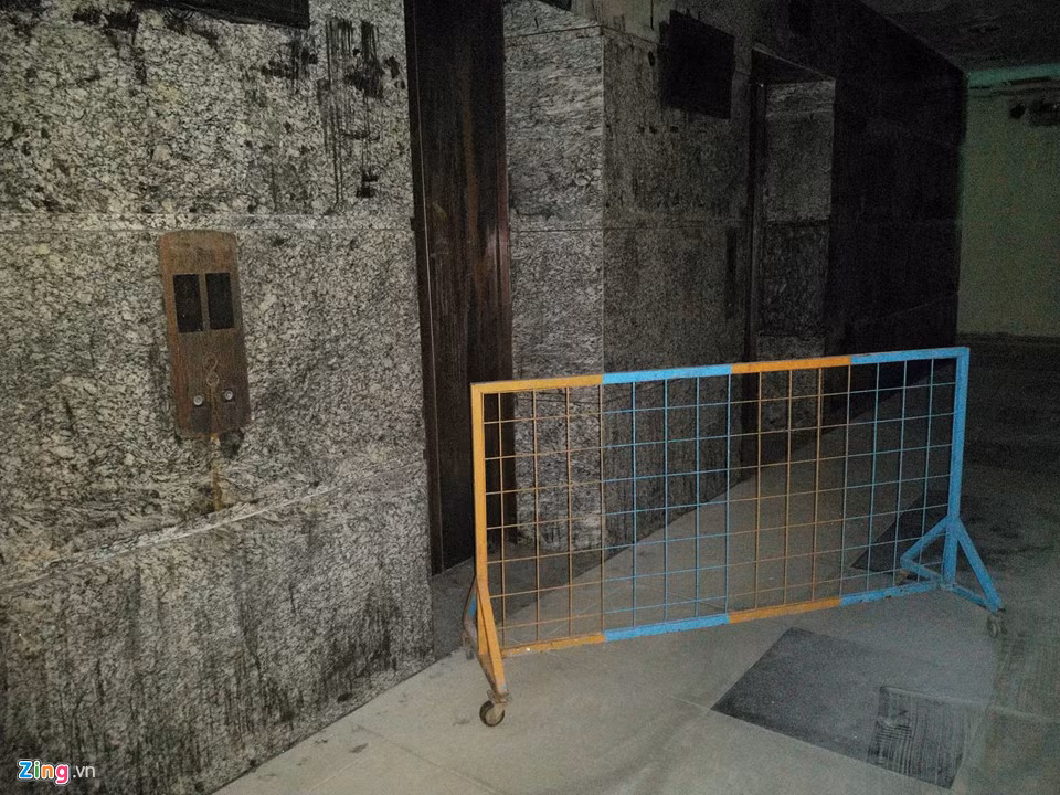 Bức tường gạch đá vương nhiều dấu vết của đám cháy. Vụ hỏa hoạn xuất phát từ một tia lửa nhỏ của chiếc xe Attila đặt tại tầng hầm block A vào khuya 23/3. Lửa lan ra sau đúng 13 phút, đã cướp đi 13 sinh mạng và khiến hàng chục người bị thương.