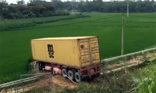 Chiếc container bay xuống ruộng.