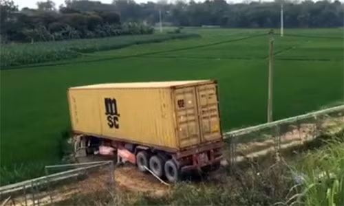 Chiếc container bay xuống ruộng.