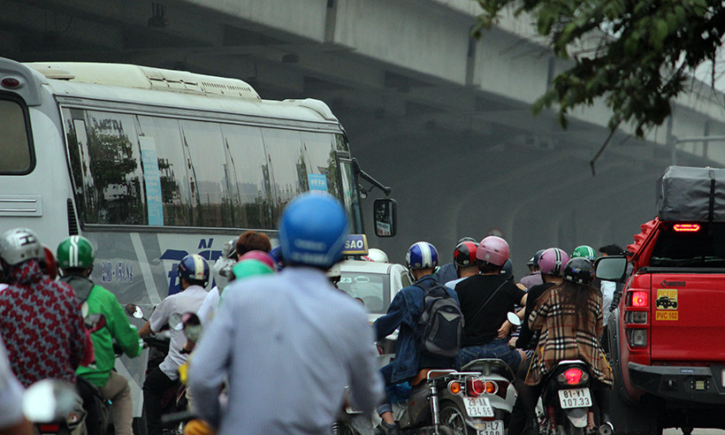 Giao thông trở nên hỗn loạn khi xe khách đón thả người.