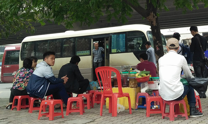 Theo tìm hiểu của PV Kiến Thức, để việc đón thả người lên xe khách có thể dễ dàng qua "mặt" lực lượng chức năng nhiều nhà xe đã bố trí "cò" ở các điểm dọc tuyến đường Phạm Hùng (Hà Nội).