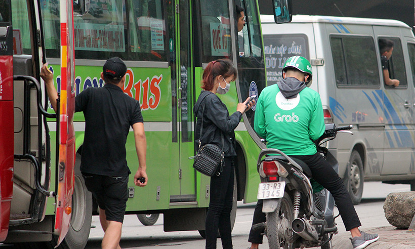 Nhiều xe khách chạy như rùa bò nối đuôi nhau cả một đoạn đường dài để bắt khách.