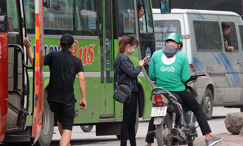 Nhiều xe khách chạy như rùa bò nối đuôi nhau cả một đoạn đường dài để bắt khách.