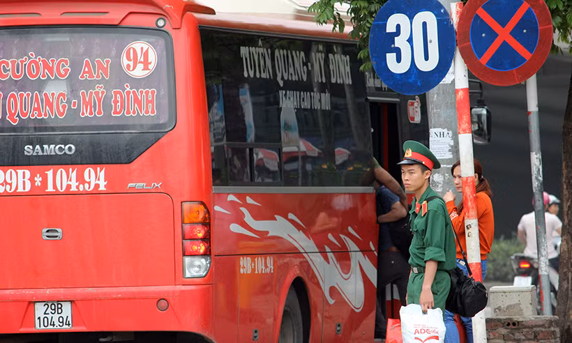 Theo quy định, đối với hành vi vi phạm dừng đỗ trái quy định các xe ô tô sẽ bị phạt tiền lên đến 700.000 đồng; hành vi đón trả khách trái quy định phạt tới 1,4 triệu đồng, giữ bằng lái 2 tháng, nhưng có lẽ cánh tài xế vẫn không hề sợ hãi.