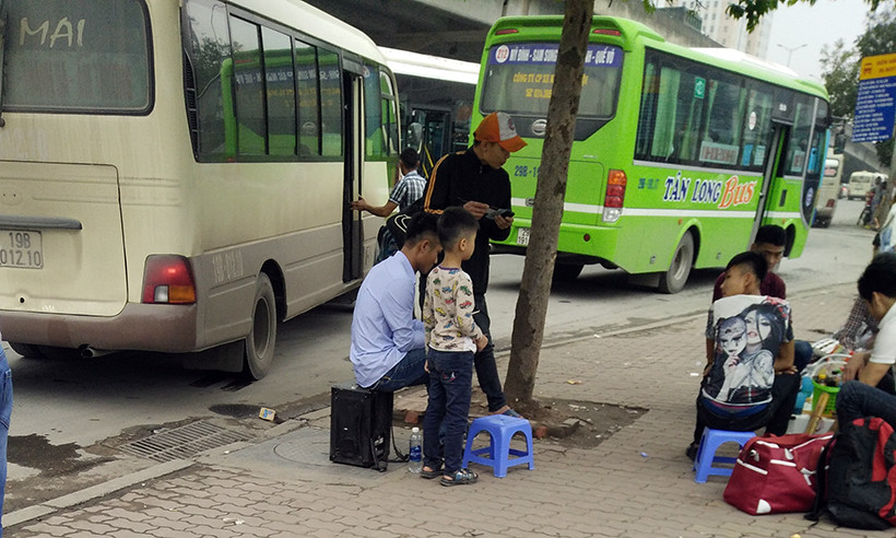 Chiếc xe khách mang BKS 19B-012.10 chạy chậm, phụ xe thì ngang nhiên mở cửa lên xuống. Chỉ trong một đoạn đường khoảng 200m, chiếc xe này đã bắt được khoảng 4 người dọc đường.