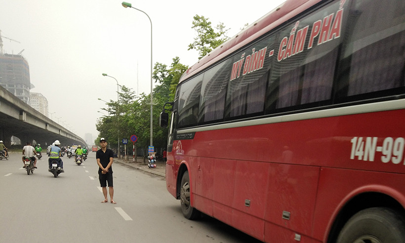 Phụ xe còn thản nhiên đứng ra giữa đường để vẫy, chờ khách.