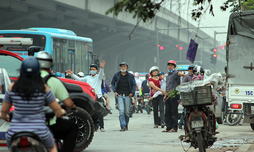 Cánh xe ôm nháo nhào vẫy tay chạy ra giữa đường khi thấy xe khách chuẩn bị thả người, khiến cả đoạn đường Hà Nội náo loạn.