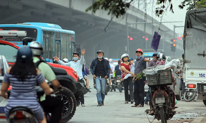 Cánh xe ôm nháo nhào vẫy tay chạy ra giữa đường khi thấy xe khách chuẩn bị thả người, khiến cả đoạn đường Hà Nội náo loạn.