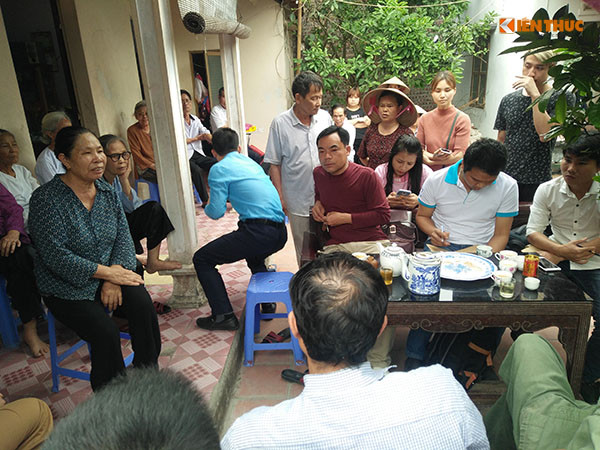 Hai be tu vong duoi ho nuoc o Ha Noi: Con mat, cha nguy kich-Hinh-5