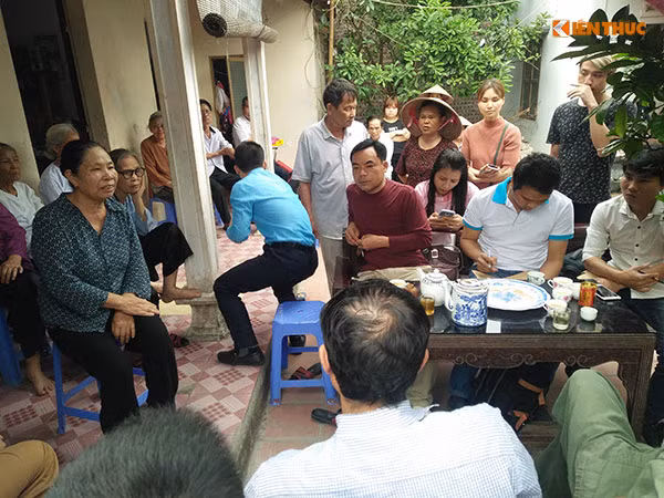 Hai be tu vong duoi ho nuoc o Ha Noi: Con mat, cha nguy kich-Hinh-5