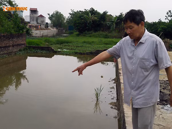 Hai be tu vong duoi ho nuoc o Ha Noi: Con mat, cha nguy kich-Hinh-4