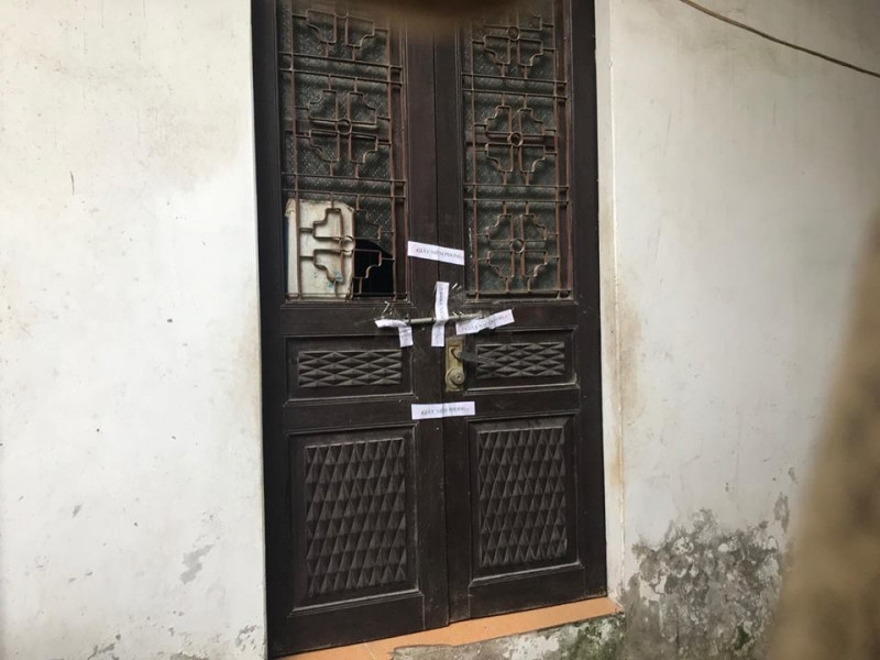 Ngôi nhà của Sơn đã bị cơ quan công an niêm phong sau khi dẫn giải Sơn quay lại thực nghiệm hiện trường vụ án.