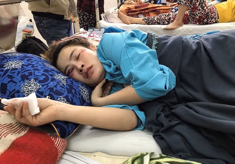 Chị Như bị Khang đánh nhập viện.