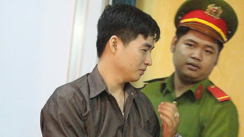 Bị cáo Tây được cảnh sát dẫn giải đến phiên tòa sáng nay. Nguồn Tiền Phong.