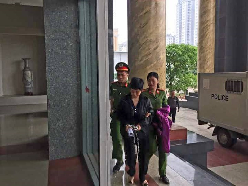 7 giờ 45 phút sáng nay, bị cáo Châu Thị Thu Nga trong vụ án “Lừa đảo chiếm đoạt tài sản” tại dự án B5 Cầu Diễn (Hà Nội) đã được dẫn giải đến Tòa án cấp cao tại Hà Nội để dự phiên tòa phúc thẩm.