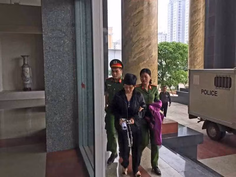 7 giờ 45 phút sáng nay, bị cáo Châu Thị Thu Nga trong vụ án “Lừa đảo chiếm đoạt tài sản” tại dự án B5 Cầu Diễn (Hà Nội) đã được dẫn giải đến Tòa án cấp cao tại Hà Nội để dự phiên tòa phúc thẩm.