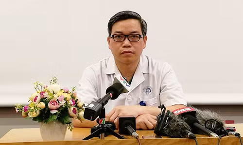 PGS.TS Trần Trung Dũng - Phó Giám đốc Bệnh viện Xanh - Pôn tại cuộc họp báo.