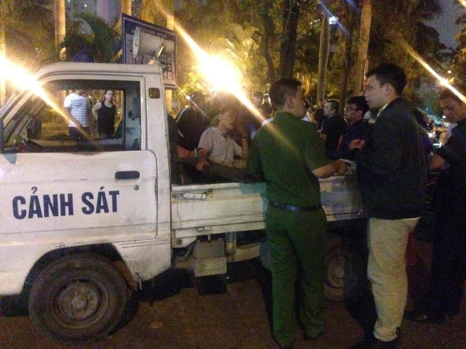 Lực lượng chức năng đến hiện trường xử lý và đưa tài xế về trụ sở để làm việc. Hiện nguyên nhân xảy ra tai nạn đang được làm rõ.